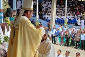 Thousands flock to Ordination